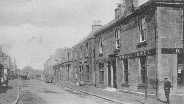 The Royal Hotel in 1909. Image courtesy of Falkirk Council archives (image number P34401)